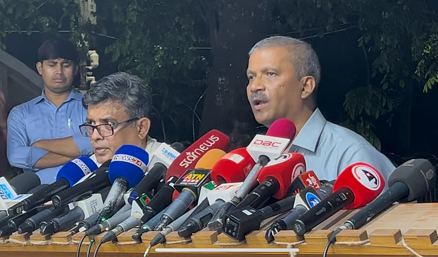 ৪ রাজনৈতিক দলের নেতাদের সঙ্গে প্রধান উপদেষ্টার বৈঠকের পর সেখানে আলোচনার বিষয়বস্তু নিয়ে সাংবাদিকদের ব্রিফ করেন আইন উপদেষ্টা অধ্যাপক আসিফ নজরুল। ২২ জুলাই ২০২৫ (মঙ্গলবার) রাতে রাষ্ট্রীয় অতিথি ভবন যমুনায়। ছবি–সংগৃহীত