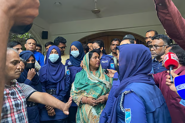অভিযান শুরুর ৬ ঘণ্টা পর আইভীকে নিজ বাড়ি থেকে গ্রেপ্তার করেছে পুলিশ