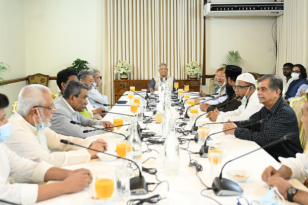 প্রধান উপদেষ্টার সঙ্গে চার দলের বৈঠক: সরকারকে আরও শক্ত অবস্থান নিতে পরামর্শ