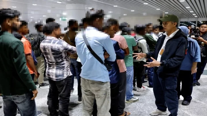 বিমানবন্দর থেকে ১২৩ বাংলাদেশিকে ফেরত পাঠিয়েছে মালয়েশিয়া