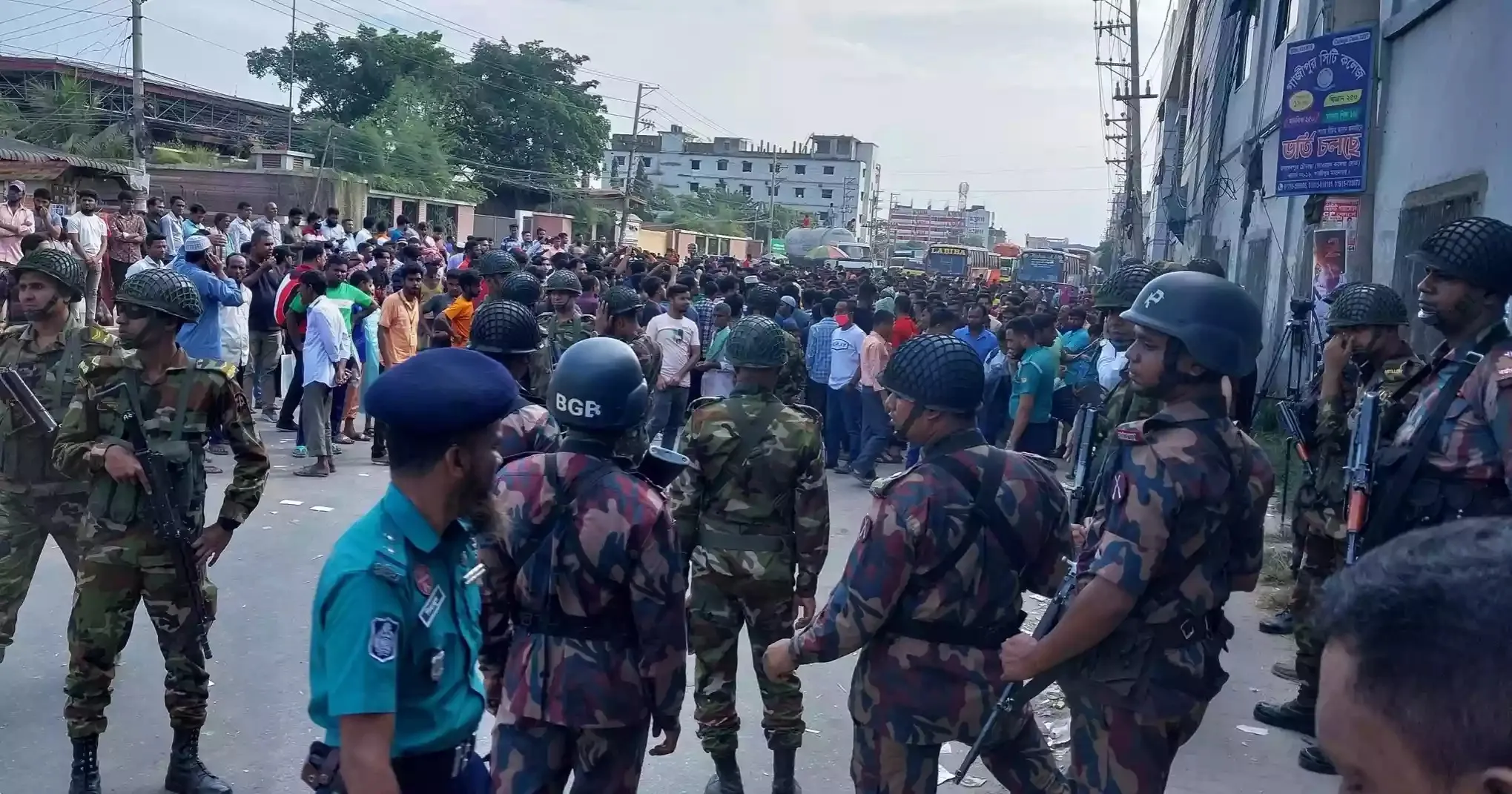 গাজীপুরে ঢাকা-ময়মনসিংহ মহাসড়ক আবারও অবরোধ করেছে শ্রমিকেরা