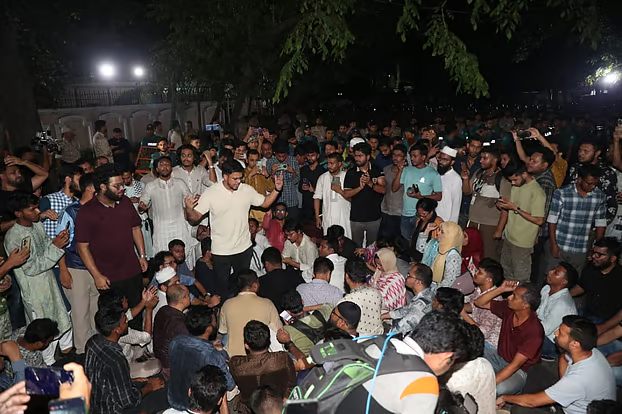 আওয়ামী লীগের রাজনৈতিক কার্যক্রম নিষিদ্ধের দাবিতে রাতে হাসনাত আবদুল্লাহর নেতৃত্বে যমুনার সামনে অবস্থান