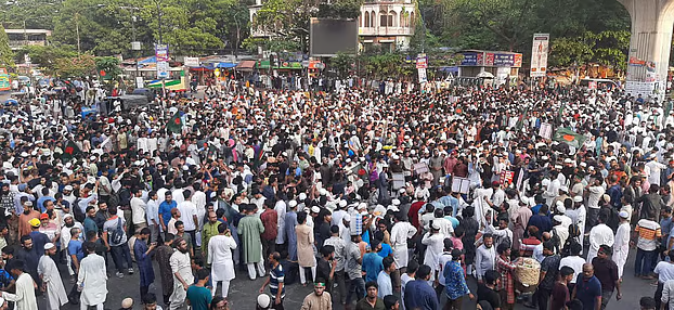 আওয়ামী লীগ নিষিদ্ধের দাবিতে শাহবাগ মোড় অবরোধ