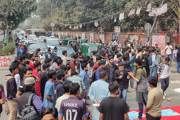 তিতুমীর কলেজ বিশ্ববিদ্যালয়ের দাবিতে অনশন, অবরোধে চরম ভোগান্তি