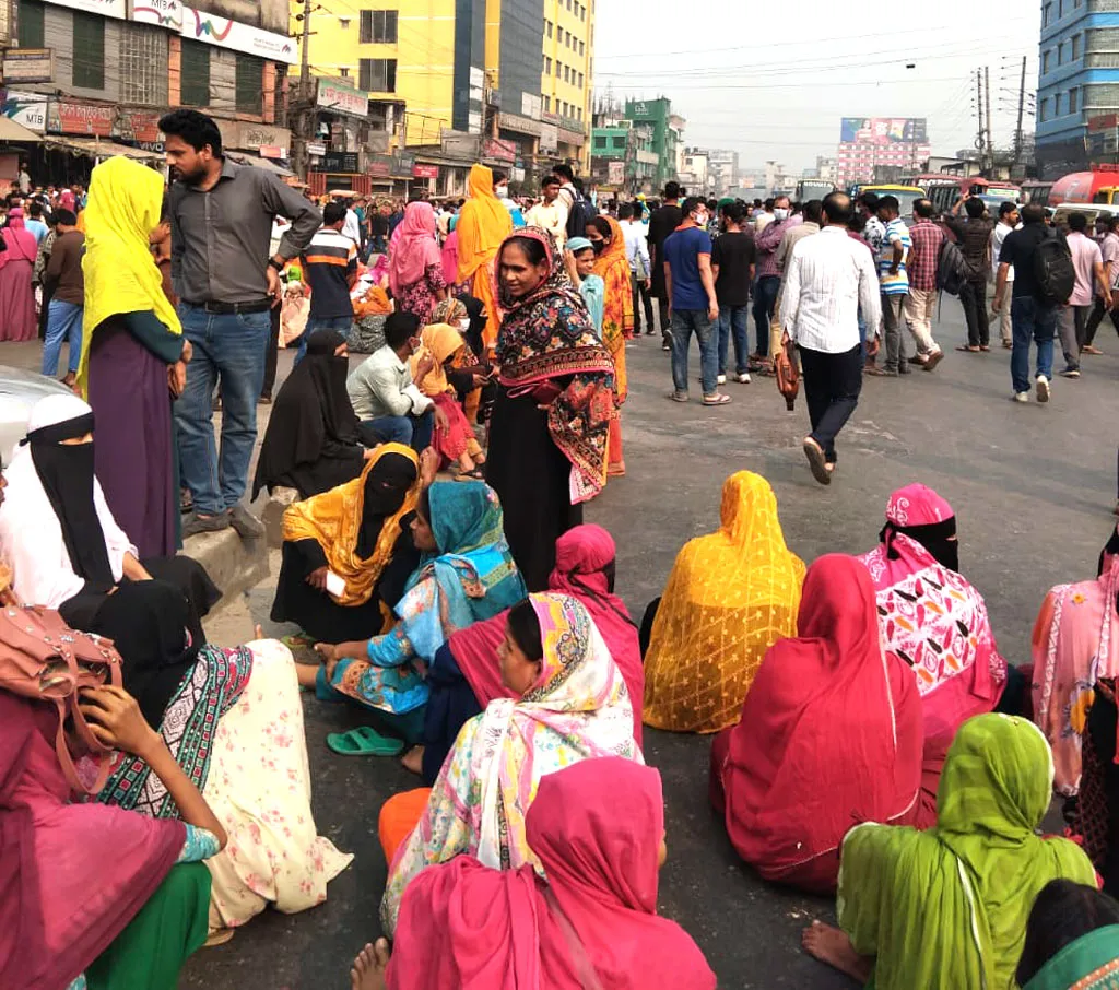 টঙ্গীতে মহাসড়ক অবরোধ করে বকেয়া বেতনের দাবিতে শ্রমিকদের বিক্ষোভ