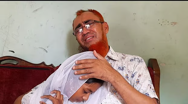 জসিমের বড় ভাই ও মেয়ের আহাজারি। মঙ্গলবার দুপুর সাড়ে ১২টার দিকে পটুয়াখালীর বাউফল উপজেলার বড়ডালিমা গ্রামে। ছবি–প্রথম আলো