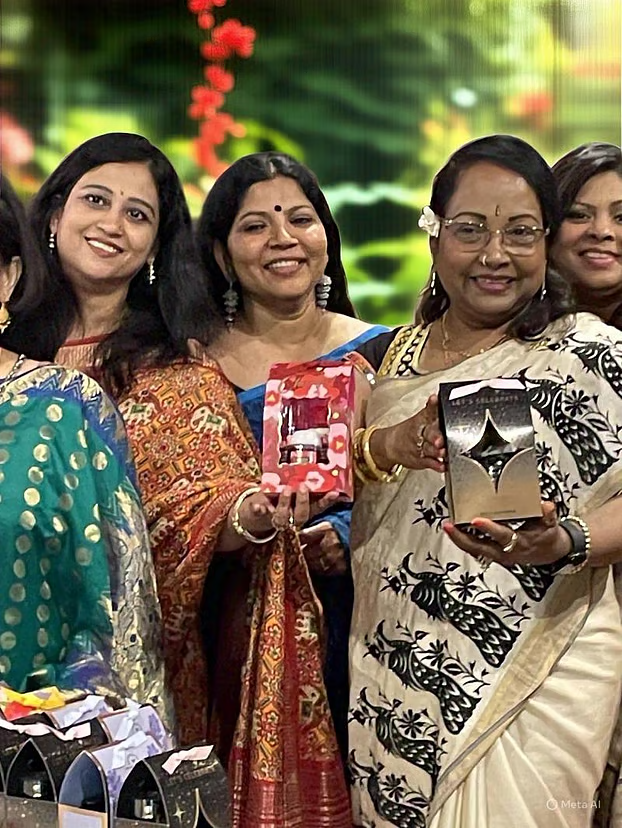 কয়েকজন মায়ের হাসিমাখা মুখ। ছবি–লেখকের পাঠানো