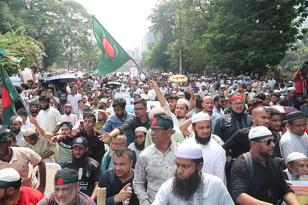 আওয়ামী লীগ নিষিদ্ধের দাবিতে যমুনার কাছে ফোয়ারার সামনে জমায়েত শুরু