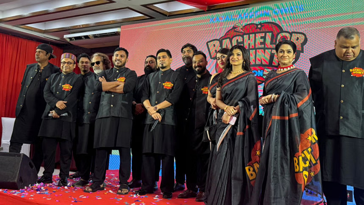 নতুন সিজনের মুক্তি উপলক্ষে আয়োজিত সংবাদ সম্মেলনে ব্যাচেলর পয়েন্টের অভিনয়শিল্পী ও কলাকুশলীরা। ছবি–সংগৃহীত