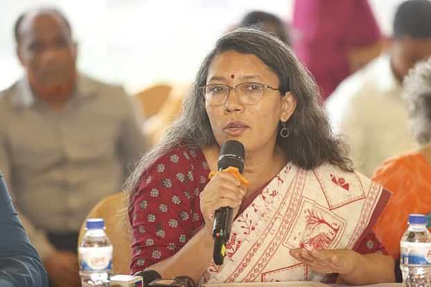 সুশীল সমাজের প্রতিনিধিদের সঙ্গে জাতীয় ঐকমত্য কমিশনের আলোচনায় বক্তব্য দিচ্ছেন ঢাকা বিশ্ববিদ্যালয়ের শিক্ষক সামিনা লুৎফা। ছবি–সংগৃহীত