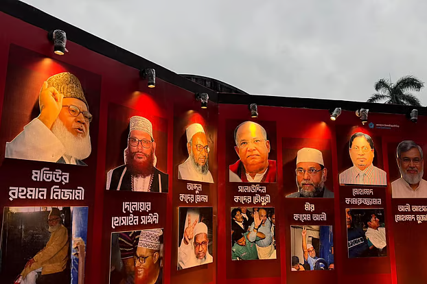 টিএসসিতে ছাত্রশিবিরের আয়োজিত প্রদর্শনীতে দণ্ডিত যুদ্ধাপরাধীদের ছবি রাখা হয়। ছবি–সংগৃহীত